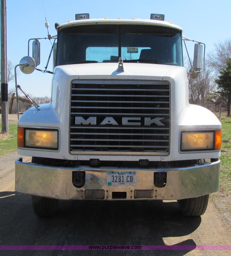 image for item E4715 1996 Mack CH613 semi truck