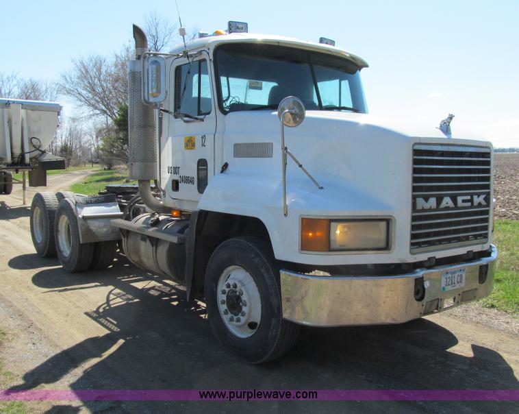 image for item E4715 1996 Mack CH613 semi truck