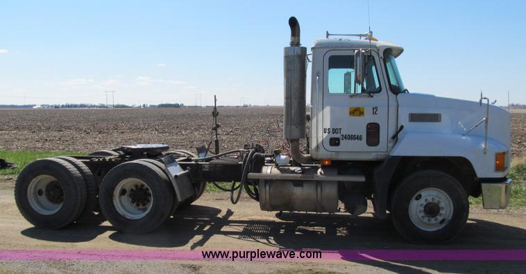 image for item E4715 1996 Mack CH613 semi truck