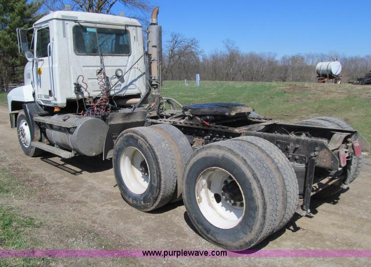 image for item E4715 1996 Mack CH613 semi truck