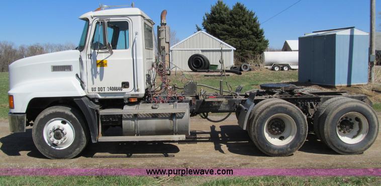 image for item E4715 1996 Mack CH613 semi truck