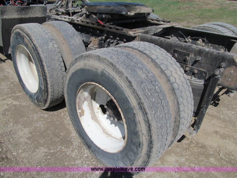 image for item E4715 1996 Mack CH613 semi truck