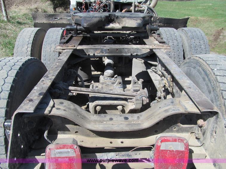 image for item E4715 1996 Mack CH613 semi truck