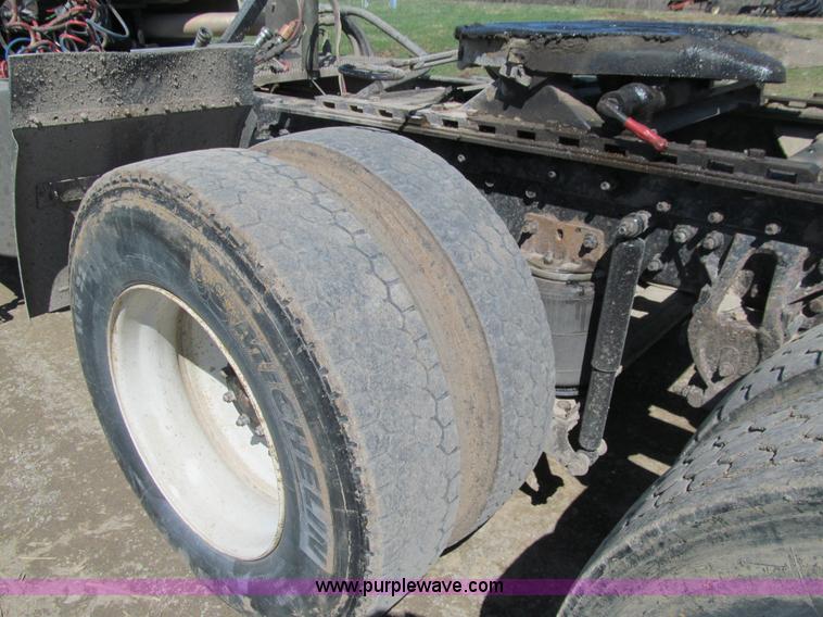 image for item E4715 1996 Mack CH613 semi truck