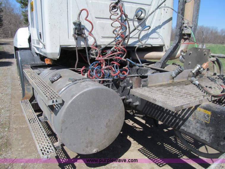 image for item E4715 1996 Mack CH613 semi truck