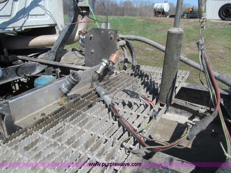 image for item E4715 1996 Mack CH613 semi truck