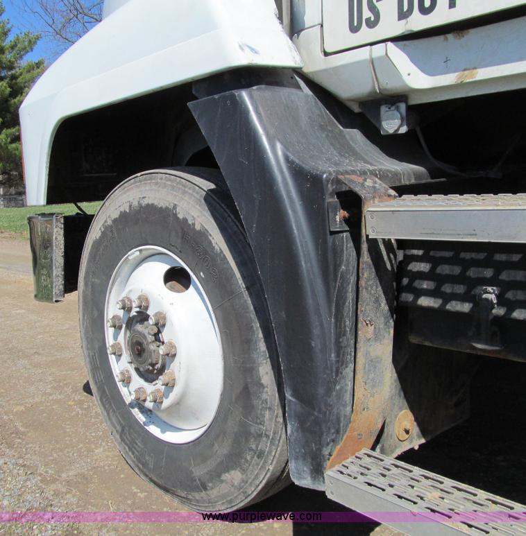 image for item E4715 1996 Mack CH613 semi truck