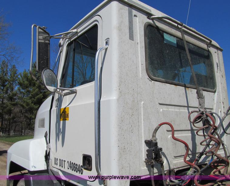 image for item E4715 1996 Mack CH613 semi truck