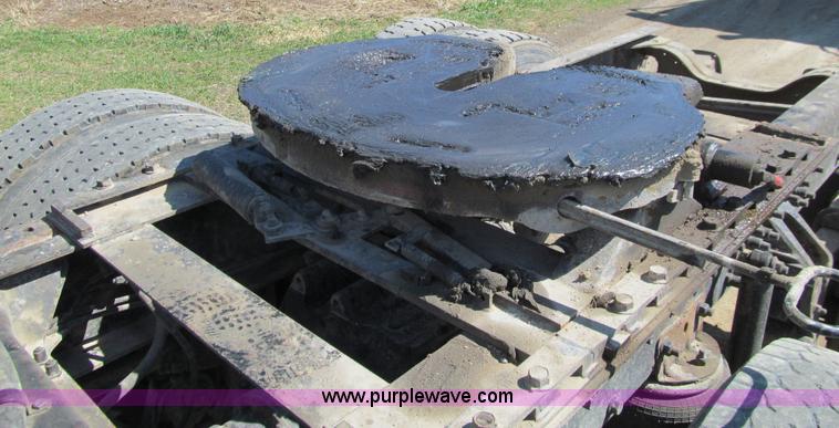 image for item E4715 1996 Mack CH613 semi truck