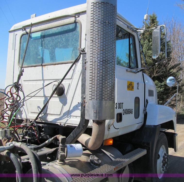 image for item E4715 1996 Mack CH613 semi truck