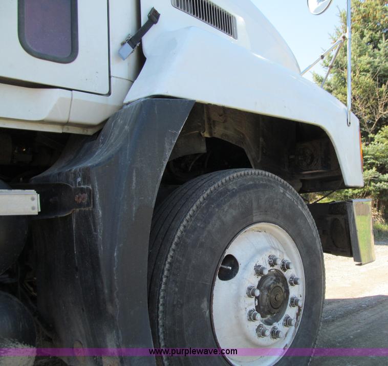 image for item E4715 1996 Mack CH613 semi truck