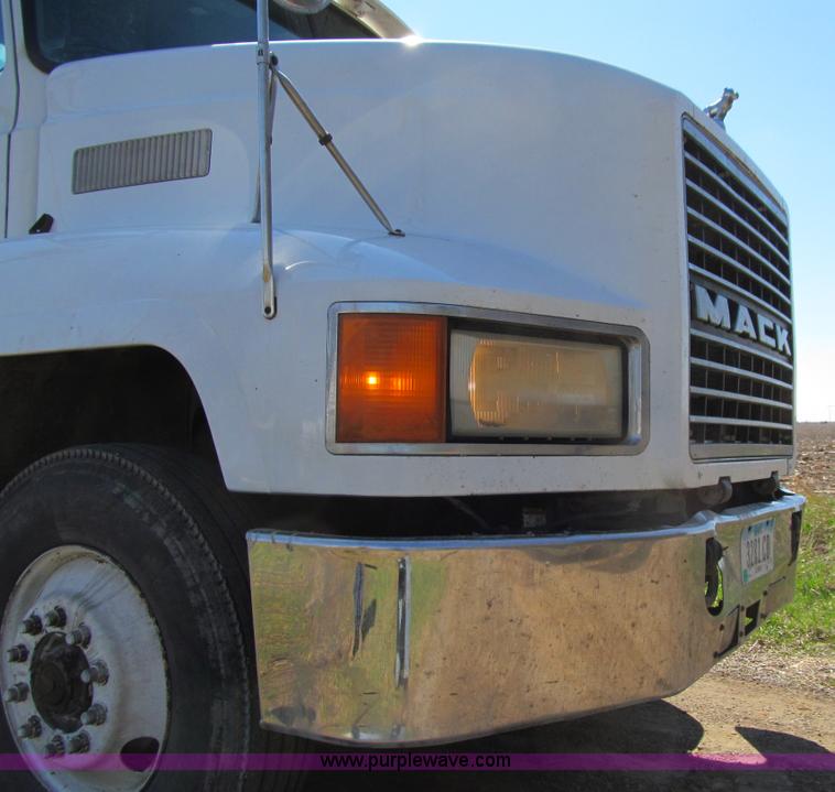 image for item E4715 1996 Mack CH613 semi truck