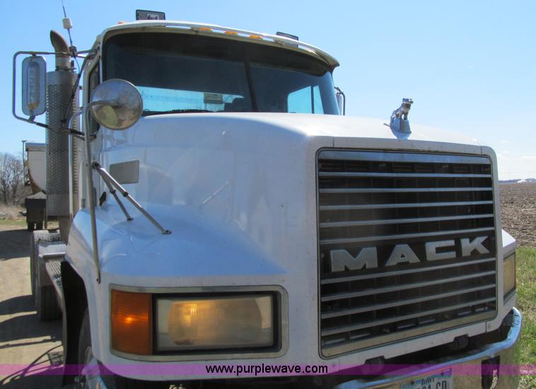 image for item E4715 1996 Mack CH613 semi truck
