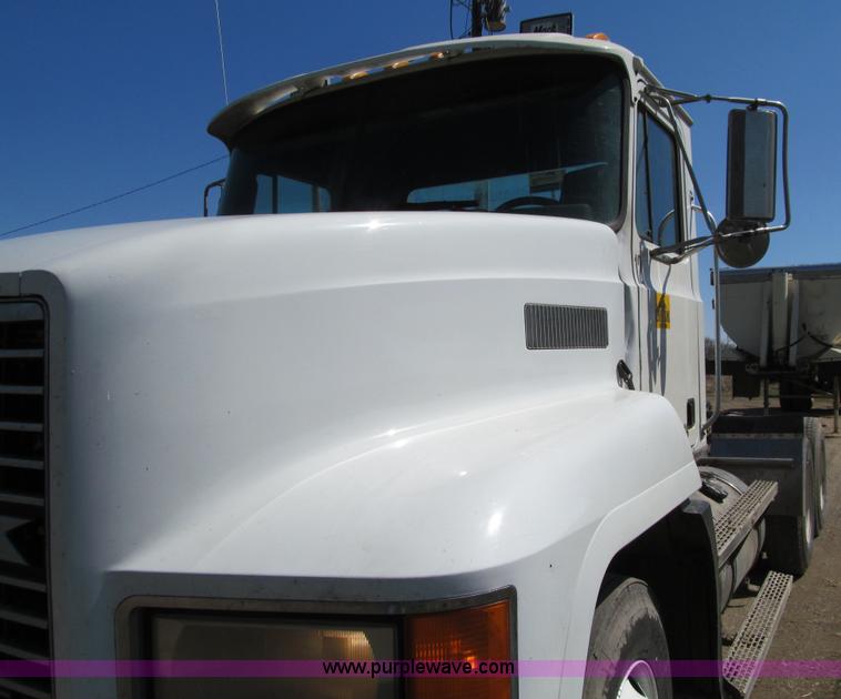 image for item E4715 1996 Mack CH613 semi truck