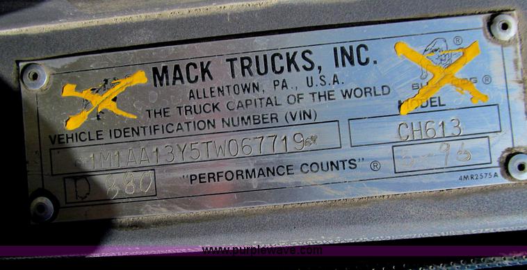 image for item E4715 1996 Mack CH613 semi truck