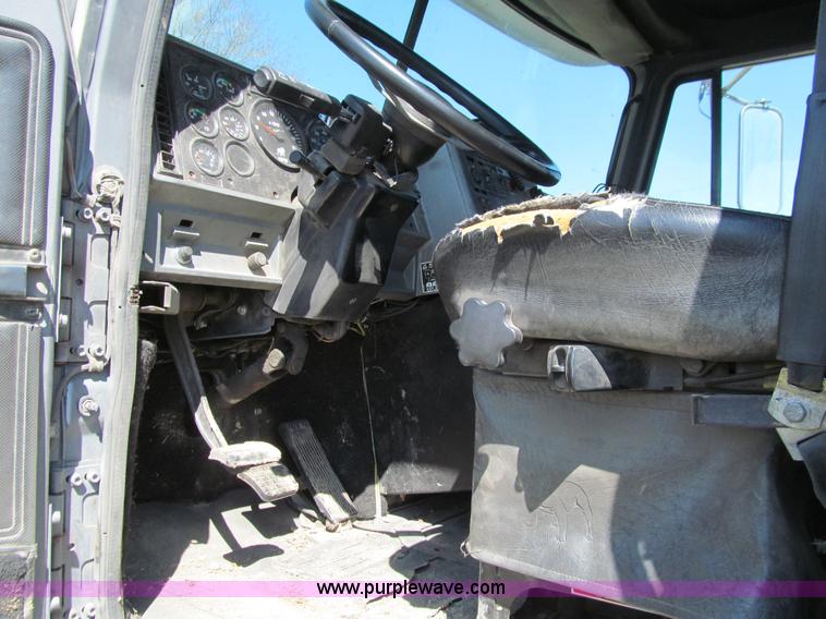 image for item E4715 1996 Mack CH613 semi truck