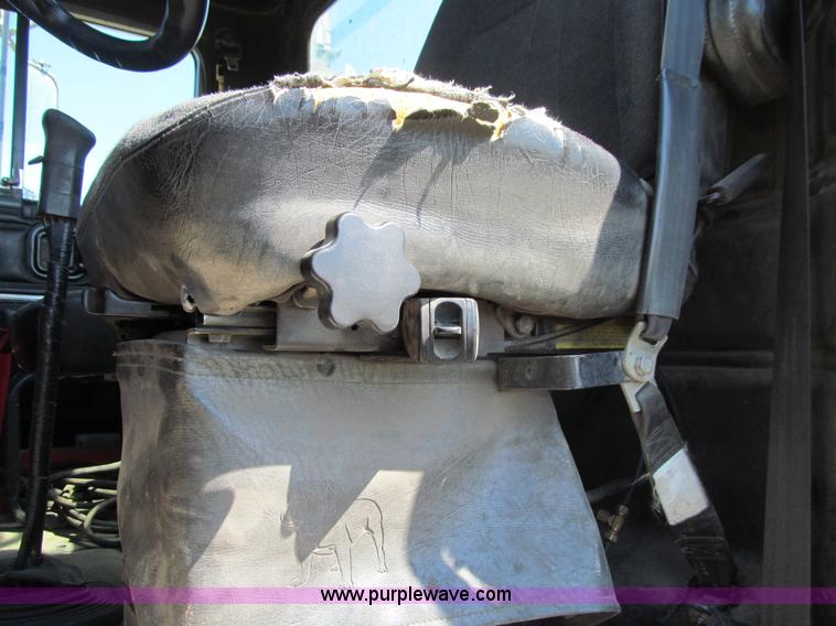 image for item E4715 1996 Mack CH613 semi truck