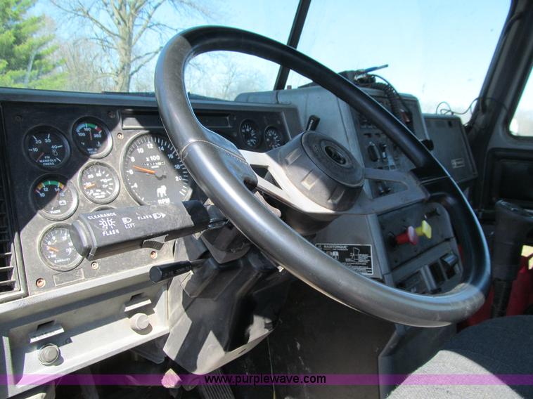 image for item E4715 1996 Mack CH613 semi truck