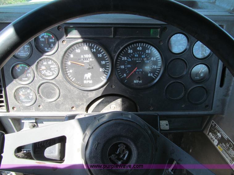 image for item E4715 1996 Mack CH613 semi truck