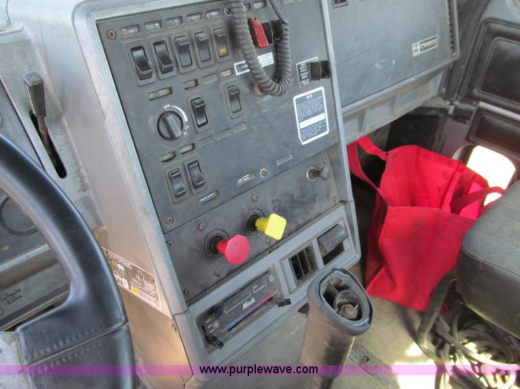 image for item E4715 1996 Mack CH613 semi truck