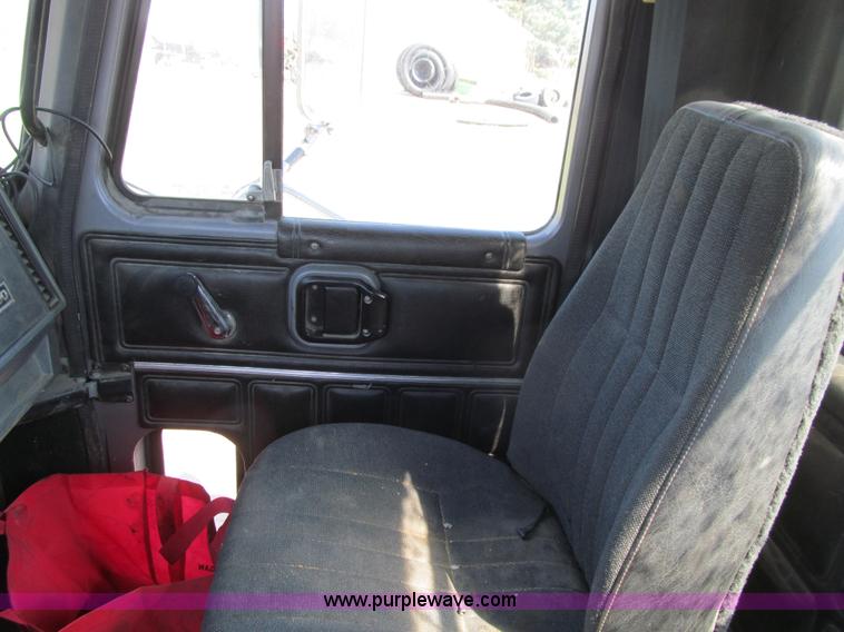 image for item E4715 1996 Mack CH613 semi truck