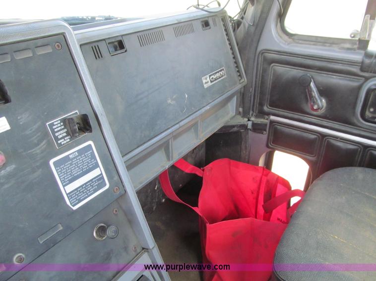 image for item E4715 1996 Mack CH613 semi truck