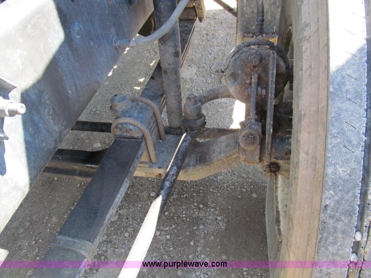 image for item E4715 1996 Mack CH613 semi truck