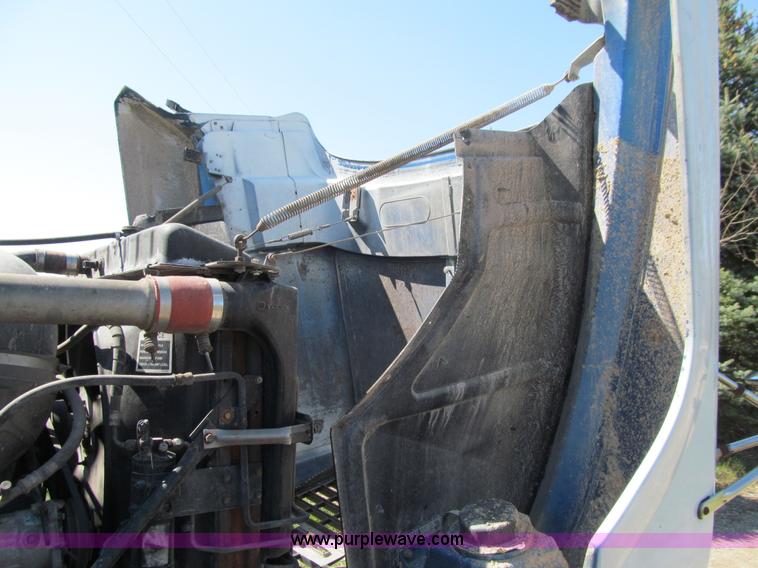 image for item E4715 1996 Mack CH613 semi truck