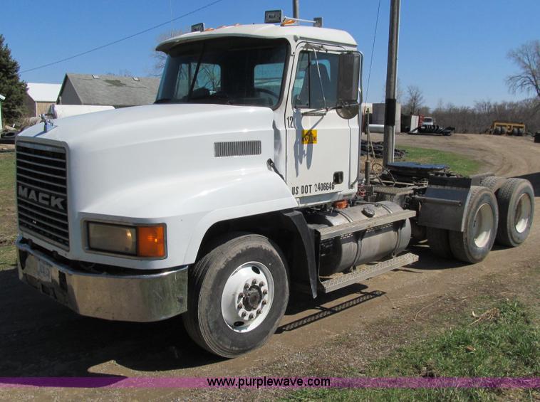 image for item E4715 1996 Mack CH613 semi truck