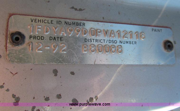 image for item E4718 1993 Ford LTL9000 tri axle semi truck