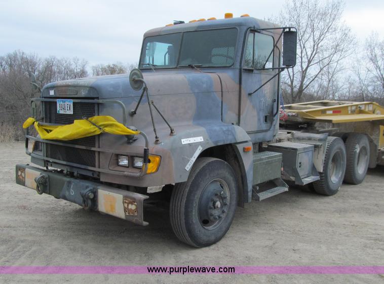 image for item E4719 1992 Freightliner M915A2 semi truck