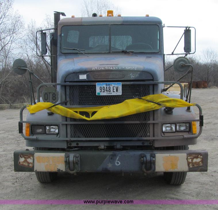 image for item E4719 1992 Freightliner M915A2 semi truck