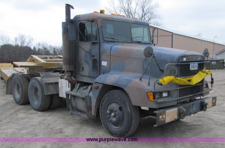 image for item E4719 1992 Freightliner M915A2 semi truck