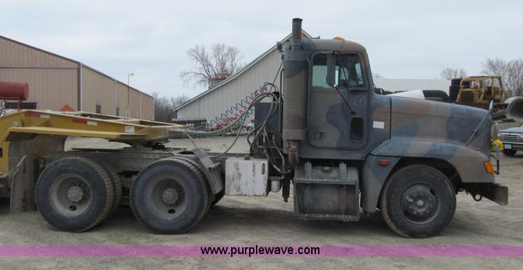 image for item E4719 1992 Freightliner M915A2 semi truck