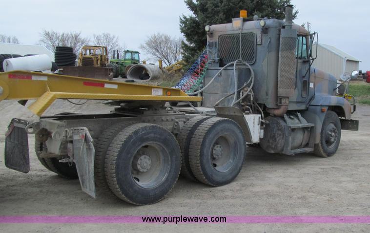 image for item E4719 1992 Freightliner M915A2 semi truck