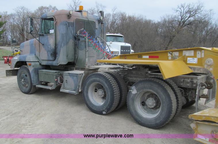 image for item E4719 1992 Freightliner M915A2 semi truck