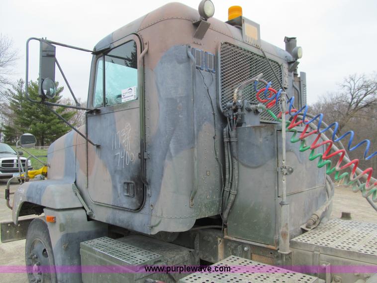 image for item E4719 1992 Freightliner M915A2 semi truck