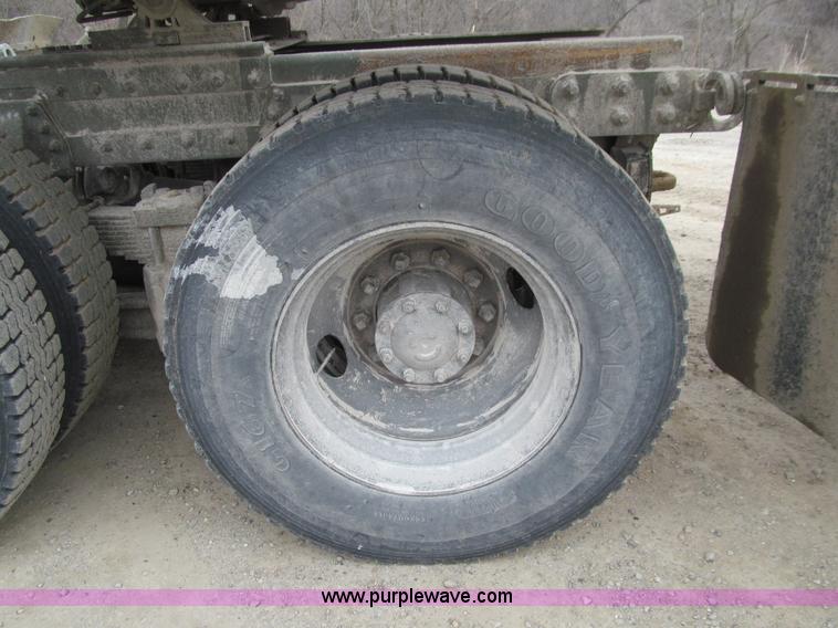 image for item E4719 1992 Freightliner M915A2 semi truck