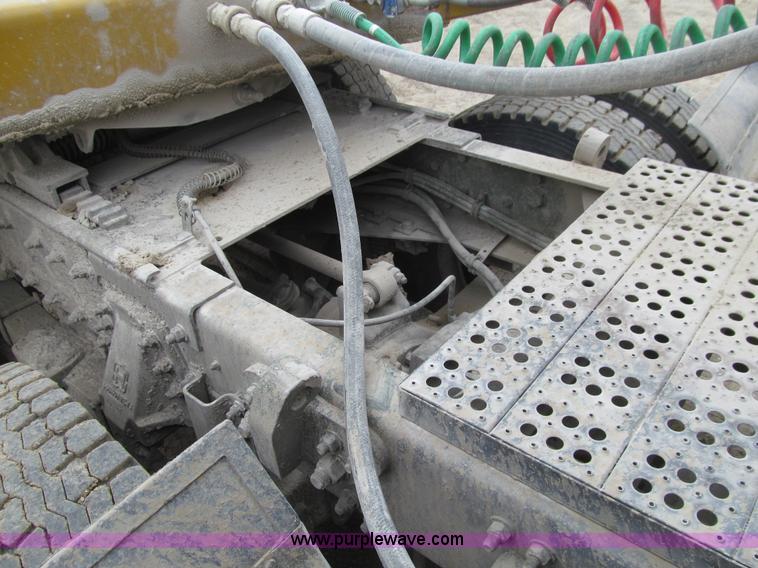 image for item E4719 1992 Freightliner M915A2 semi truck