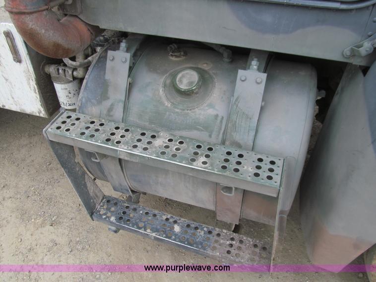 image for item E4719 1992 Freightliner M915A2 semi truck