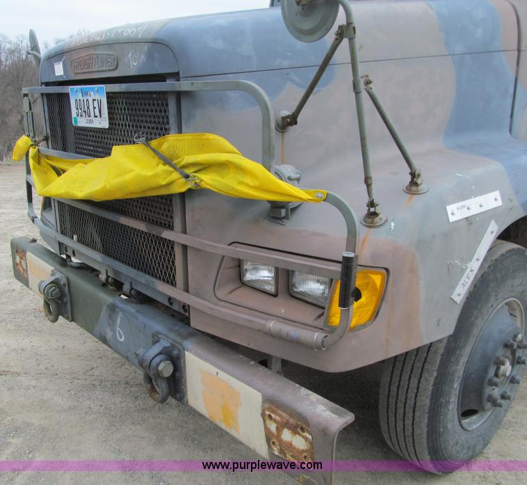 image for item E4719 1992 Freightliner M915A2 semi truck