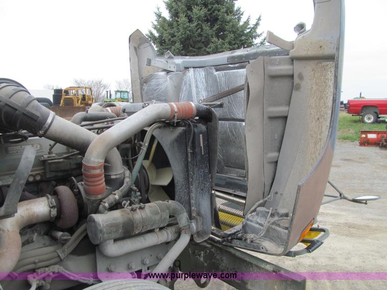 image for item E4719 1992 Freightliner M915A2 semi truck