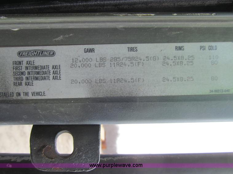 image for item E4719 1992 Freightliner M915A2 semi truck