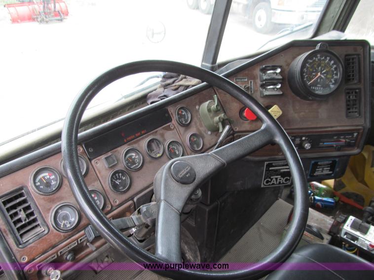 image for item E4719 1992 Freightliner M915A2 semi truck