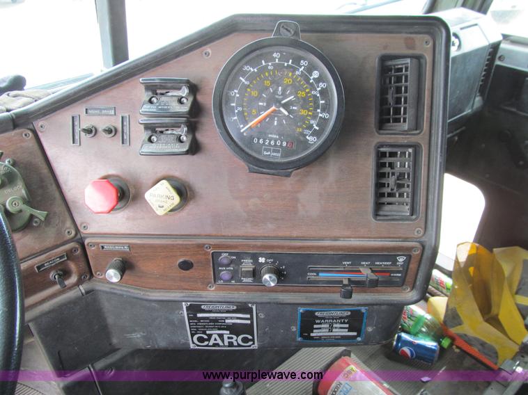 image for item E4719 1992 Freightliner M915A2 semi truck