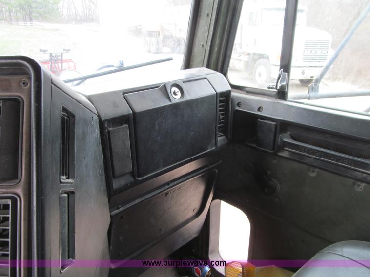 image for item E4719 1992 Freightliner M915A2 semi truck