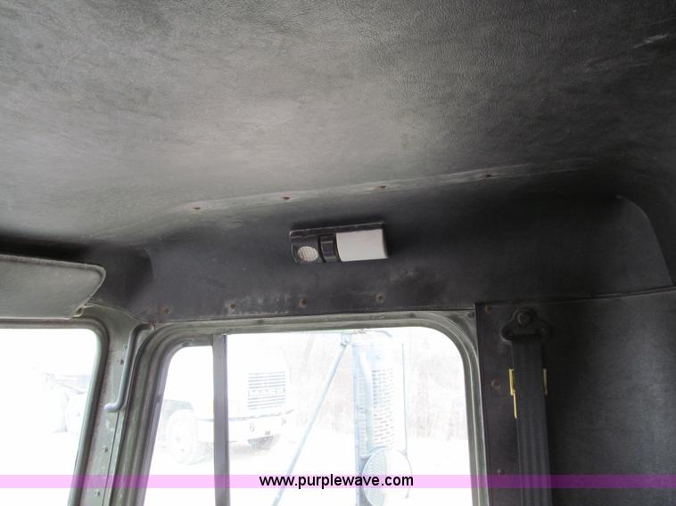 image for item E4719 1992 Freightliner M915A2 semi truck