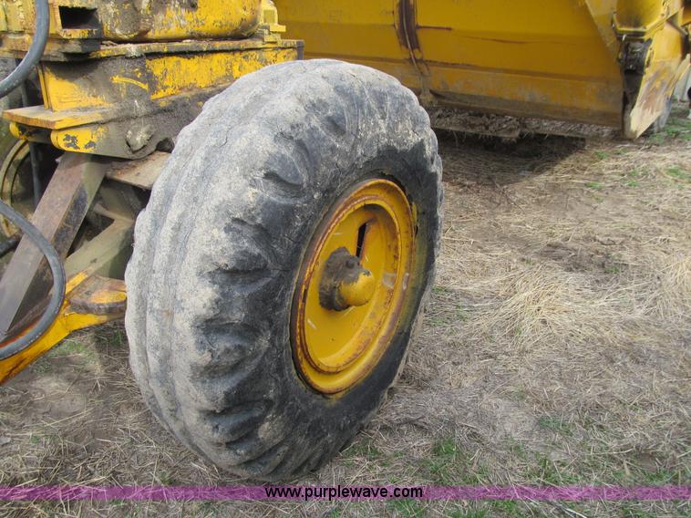 image for item E4720 Shop built hydraulic pull scraper