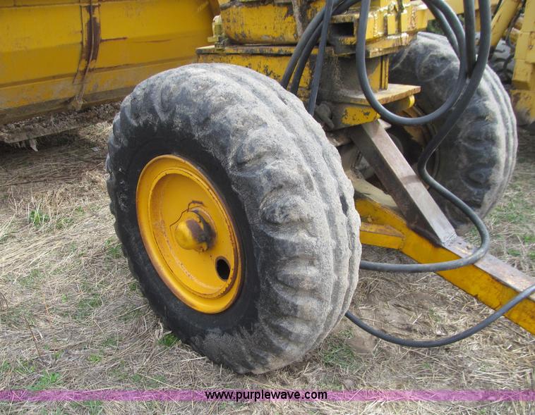 image for item E4720 Shop built hydraulic pull scraper