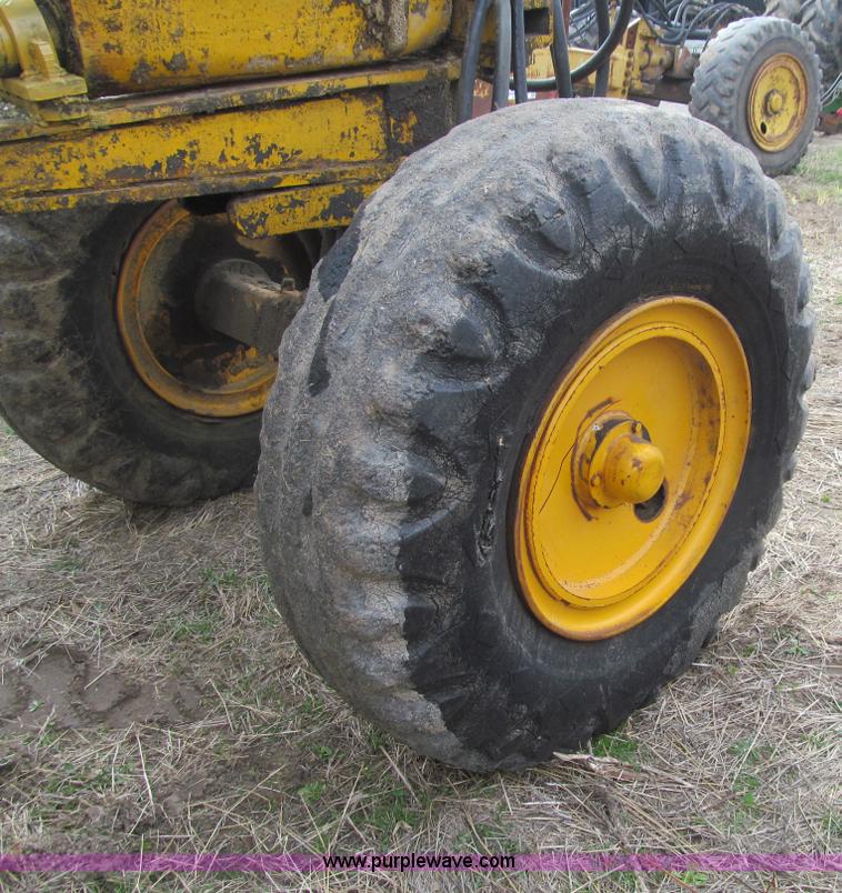 image for item E4720 Shop built hydraulic pull scraper